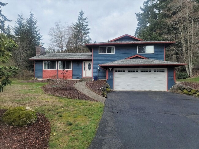 Building Photo - Pet Friendly 4 bedroom Home with Lots of Space for Everyone!