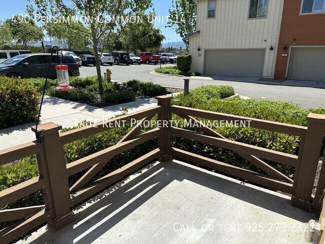 Building Photo - Gorgeous 3 Bed, 2.5 Bath Home in Desirable...