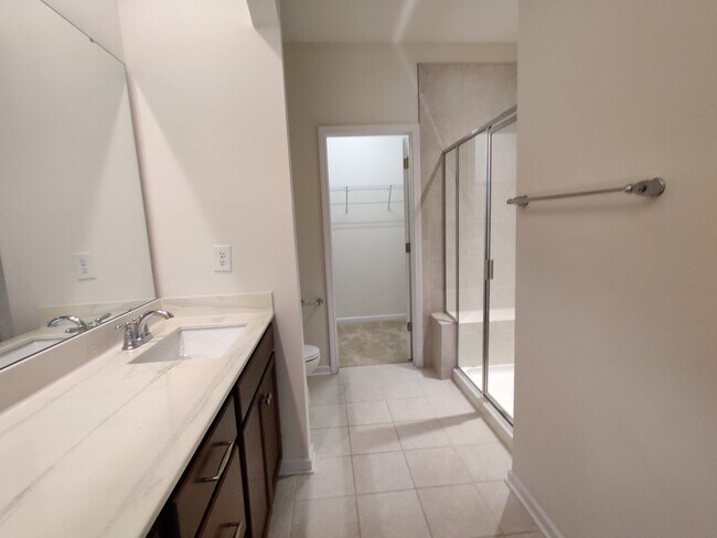 Building Photo - 4 Bedroom, 2.5 Bath Townhome in Savannah Townhomes