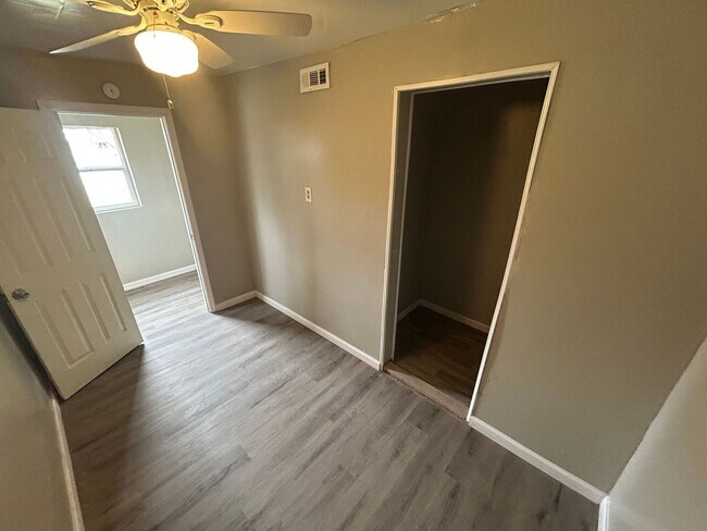 Building Photo - Charming 2-Bed Home Near Ottawa Park & University of Toledo