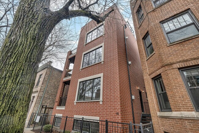Building Photo - 3808 N Kenmore Ave
