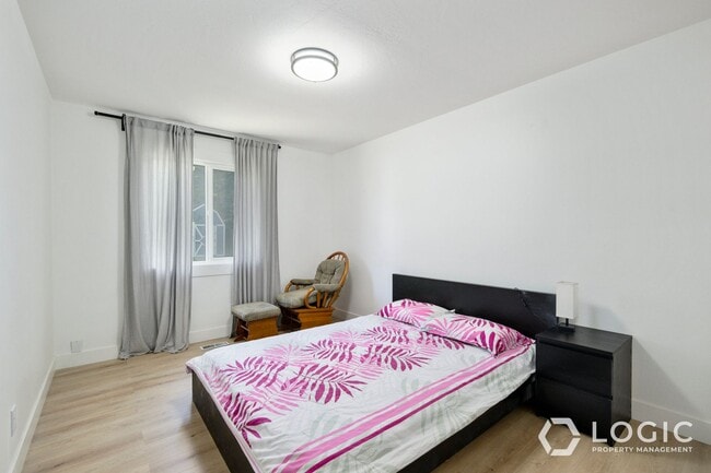 Building Photo - Beautiful Spacious Home with a Fully fence...