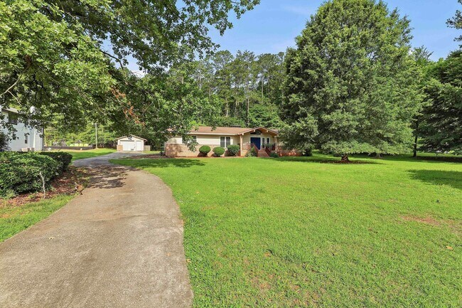 Building Photo - Spacious 3BR Home on Large Lot with Detached Garage in Fayette County
