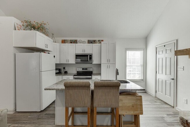 Building Photo - 1051 Gage Dr