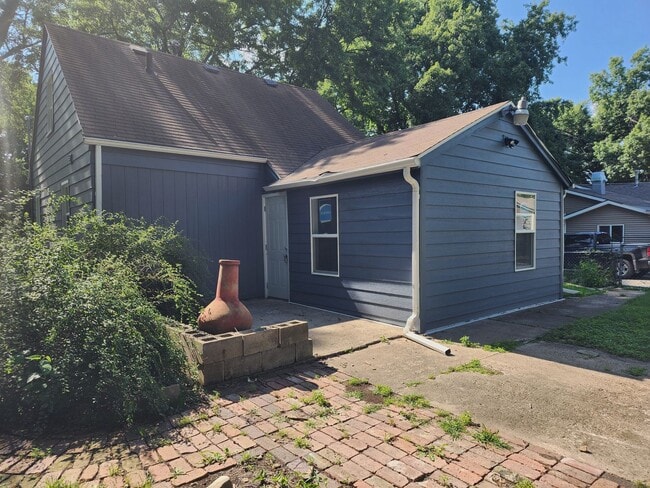 Building Photo - Remodeled Two Bedroom House!