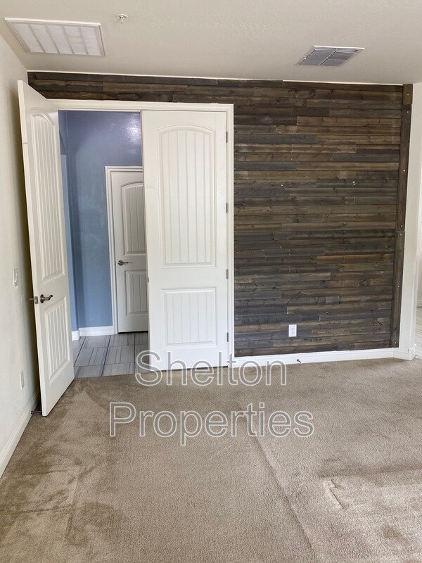 Building Photo - 2350 N Delaney Dr