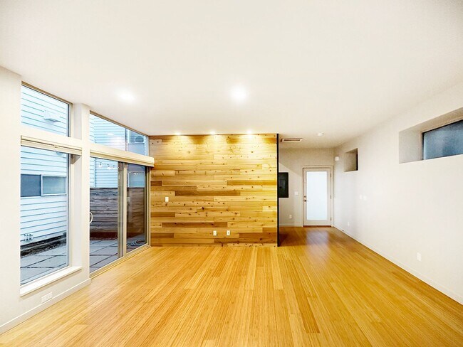 Building Photo - 3bd/2ba Seattle Townhome
