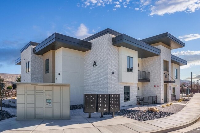 Building Photo - 983 W State St