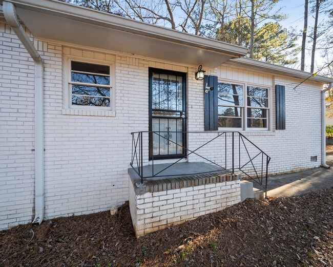 Building Photo - 2371 Swallow Cir SE