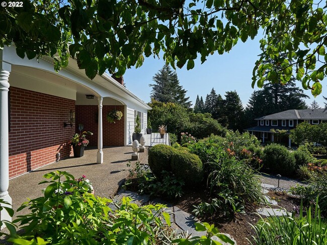 Building Photo - Newly remodeled Beautiful Traditional Ranch home in Lincoln's school district!