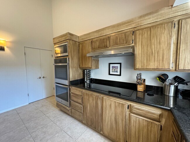 Building Photo - 34983 Mission Hills Dr