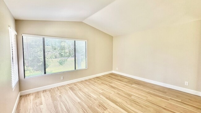 Building Photo - Fully Remodeled Upper Unit Condo in the De...