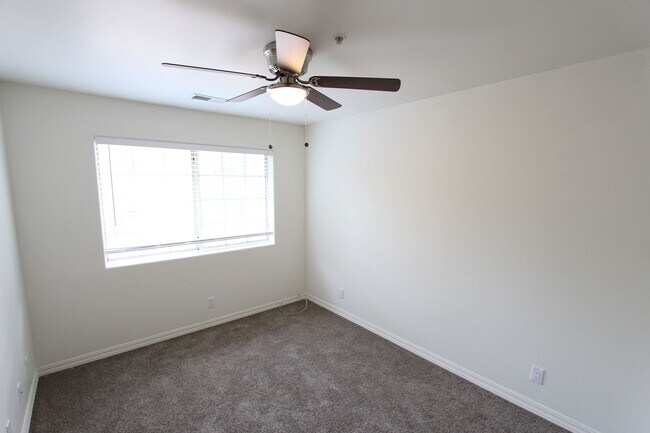 Building Photo - $500 Move-In Special | Spacious End-Unit Townhome in Village at Elk Run