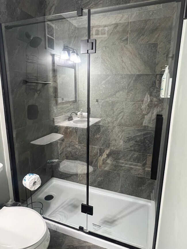 Building Photo - Furnished Updated Condo on HHI - Walk to the Beach!