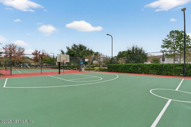 Building Photo - 411 Walnut Dr