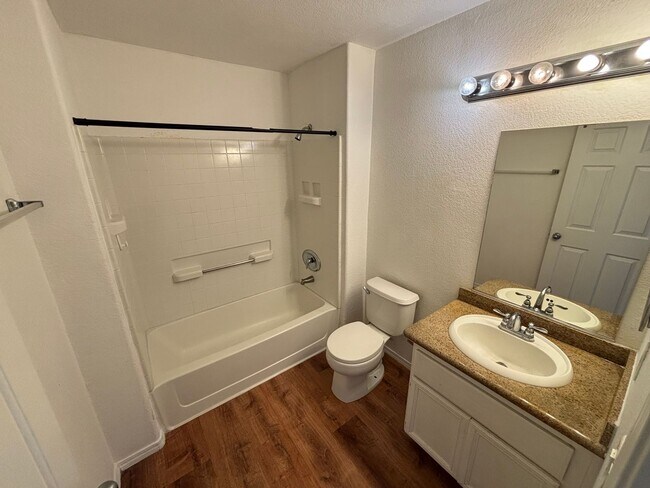 Building Photo - Beautiful 2Bed/2Bath home located in the C...