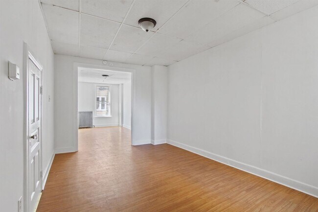 Building Photo - Spacious 5 Bedroom, 1 Bath Home!