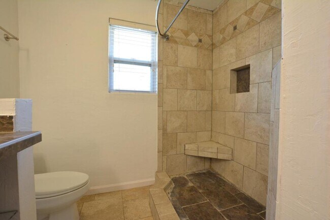 Building Photo - 815 7th St