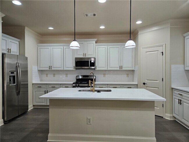 Building Photo - 3155 Stonecrest Dr