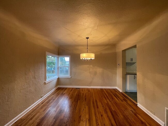 Building Photo - West Seattle - 2 bedroom and 1 bathroom