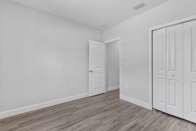 Building Photo - "Charming 3-Bed, 2-Bath Duplex Gem in Port Charlotte - Your Ideal Home Awaits!"
