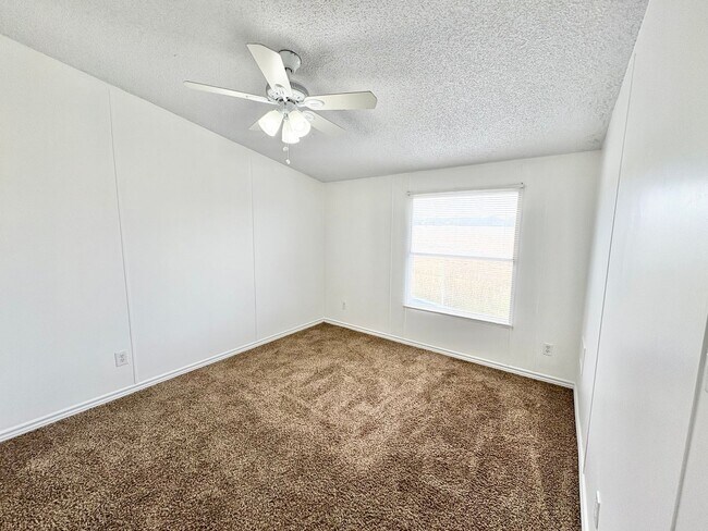 Building Photo - *AVAILABLE NOW* An absolute must see!  5 bedrooms, 3 baths in Burnet, TX.