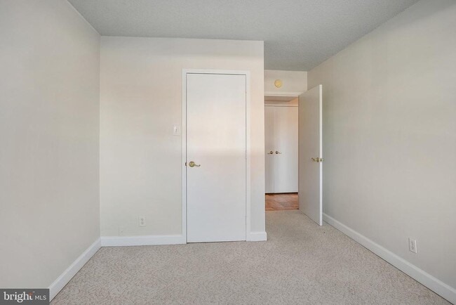 Building Photo - 3800 Fairfax Dr