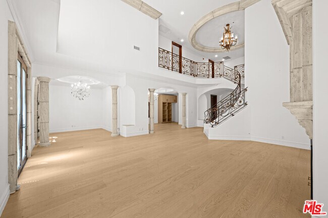 Building Photo - 119 N Maple Dr