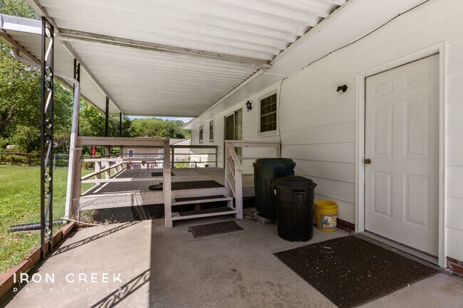 Building Photo - Beautiful Two-Bedroom with Fenced Yard in ...