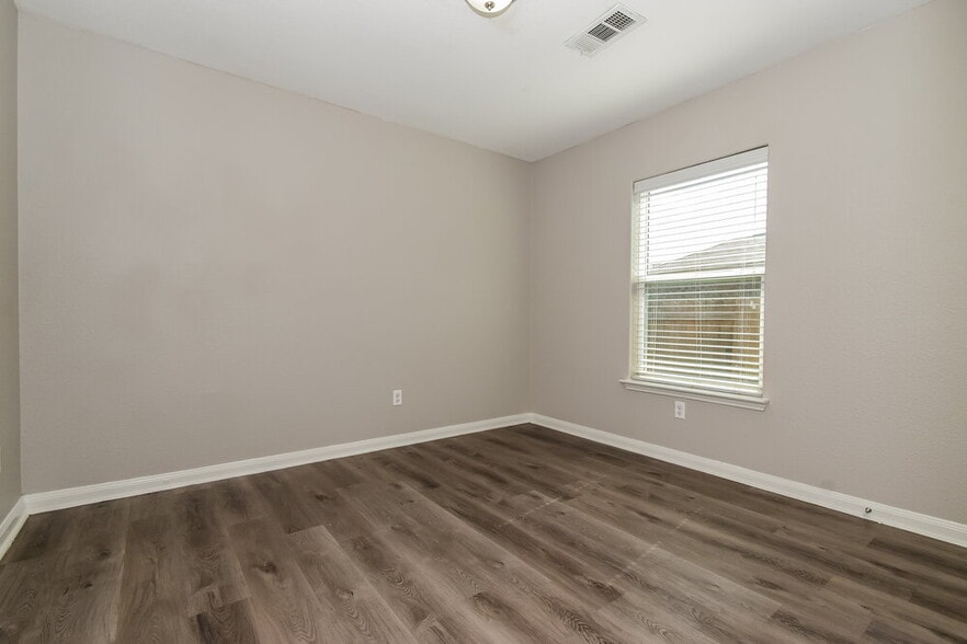 Building Photo - 1327 Chapman Dr