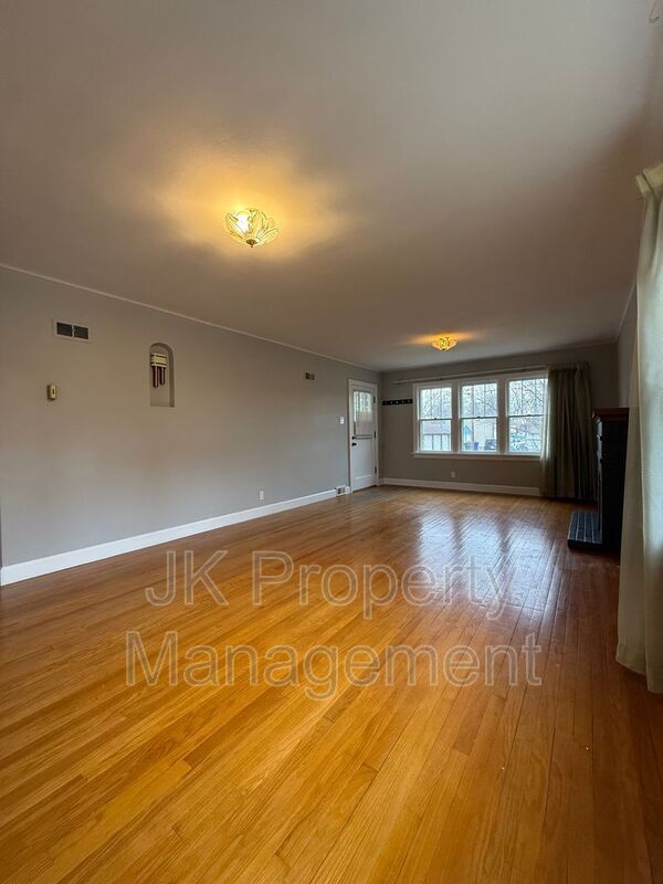 Building Photo - 115 16th St N