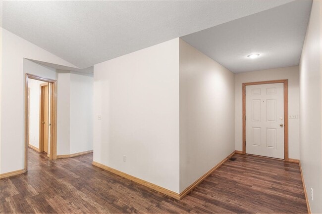 Building Photo - All brick home in Glendale schools!