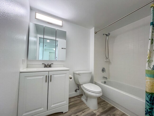 Building Photo - 1450 Young St