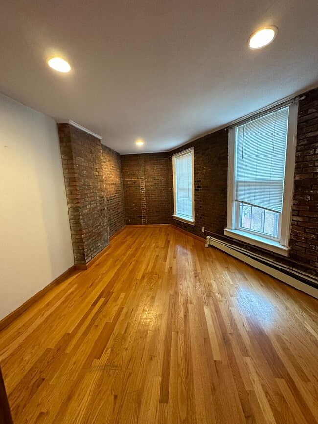 Building Photo - Stunning 2-bedroom, 1-bathroom apartment i...