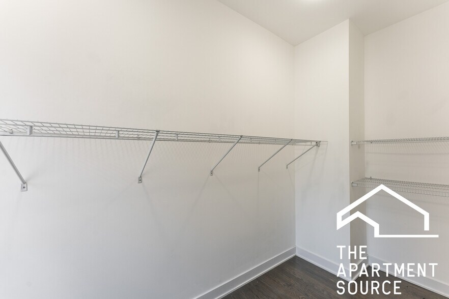 Building Photo - 5200 N Damen Ave