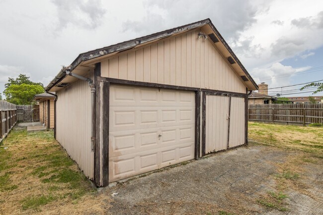 Building Photo - 2105 21st Ave N