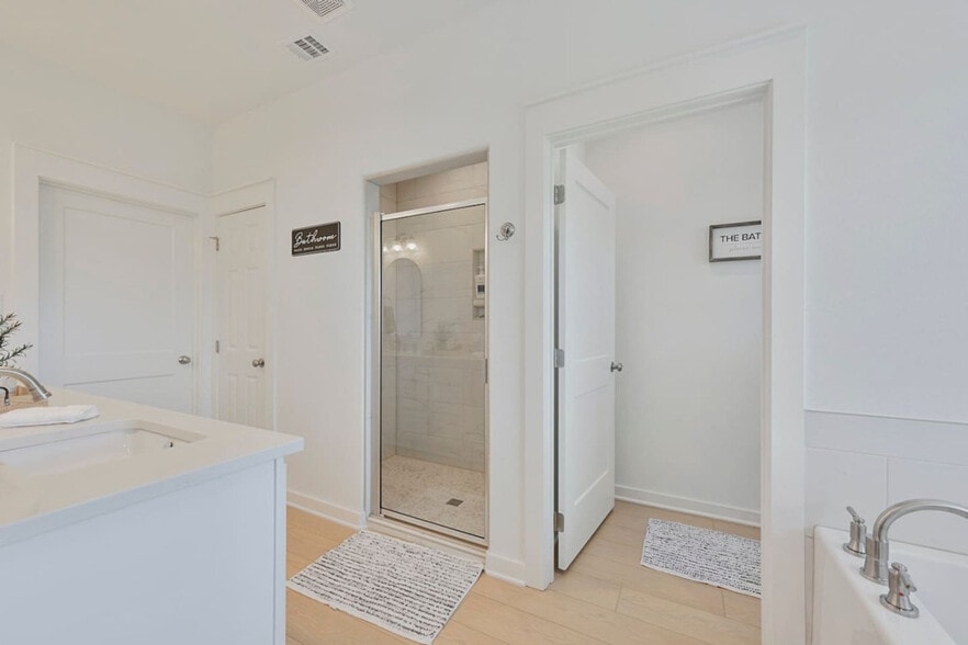 Building Photo - 5040 Mooney Fls Dr