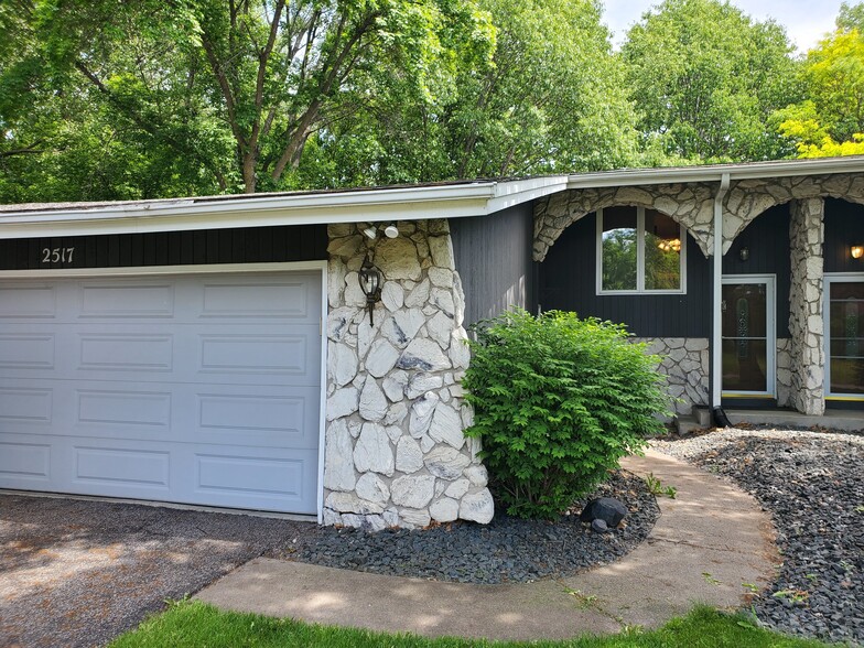 Building Photo - 2517 Cedar Hills Dr