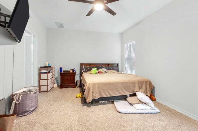 Building Photo - "Spacious 5-Bedroom Home with 3.5 Full Bat...