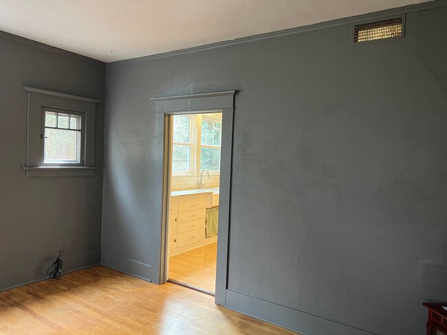 Building Photo - Beautifully updated 1 bedroom 1 bathroom d...