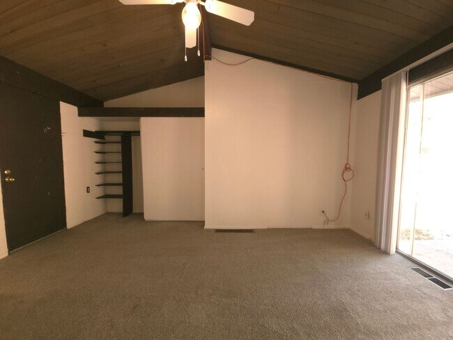 Building Photo - 3 Bedroom Apartment on West Side Of The Hill