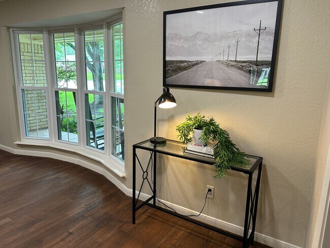 Building Photo - Updated 4 Bedroom Corner Lot in Woodway