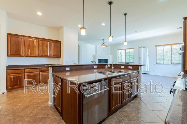 Building Photo - 734 W Juniper Ln