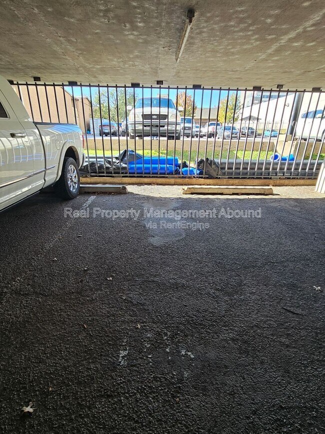 Building Photo - 410 W 7th St