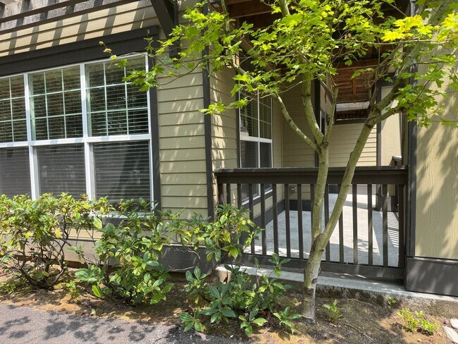 Building Photo - Beautiful 1br Condo in Sherwood. End unit ...