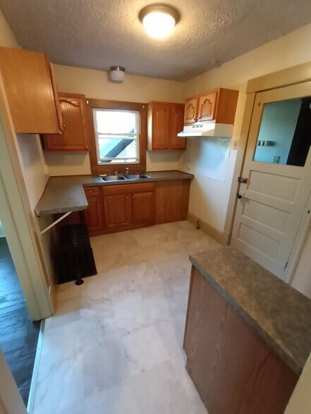 Kitchen - 206 Edwin Ave SE