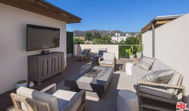 Building Photo - 1251 N Formosa Ave