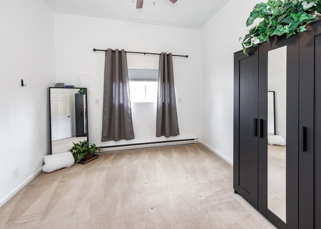 Building Photo - Centrally located Cute 2 Bed Bungalow with Garage
