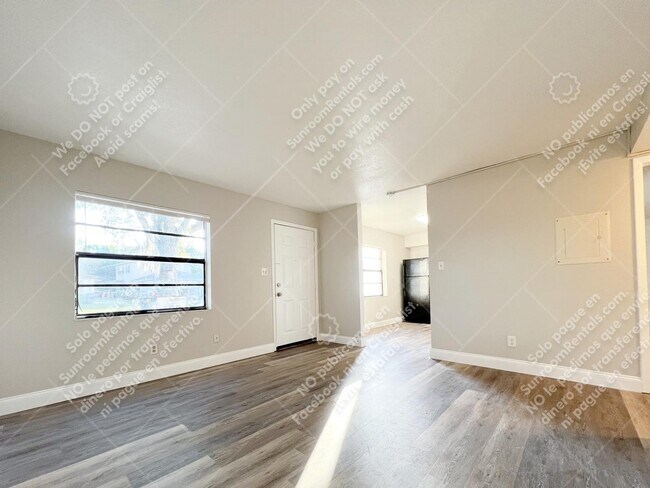 Building Photo - 3906 E Bird St B