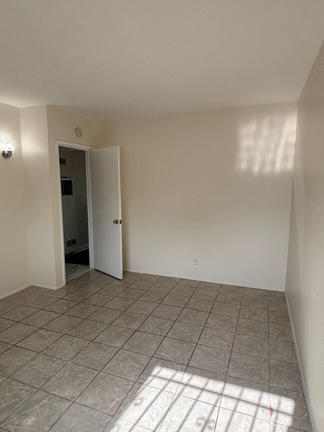 Building Photo - Spacious 3 bedroom available now!